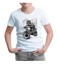 A Biker Riding in Front of the Mountains Beyaz Çocuk Tshirt