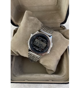 Retro Model Takvim Alarm Aydınlatma ve Kronometre Özellikli Unisex Gümüş Kol Saati İndirimli Kampanyalı Avantajlı Kuponlu Tarz Şık Tasarım Genç Lüks Trend Ucuz Anneye Kız Kardeşe Sevgiliye Sözlüye Nişanlıya Özel Doğum Günü Hediyesi Fırsat