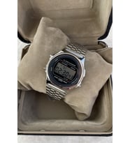 Retro Model Takvim Alarm Aydınlatma ve Kronometre Özellikli Unisex Gümüş Kol Saati İndirimli Kampanyalı Avantajlı Kuponlu Tarz Şık Tasarım Genç Lüks Trend Ucuz Anneye Kız Kardeşe Sevgiliye Sözlüye Nişanlıya Özel Doğum Günü Hediyesi Fırsat