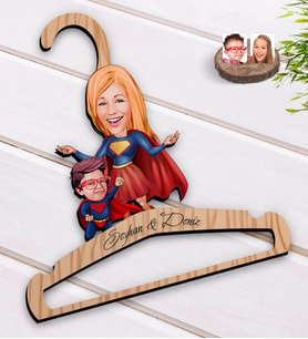 BK Gift Kişiye Özel Süper Anne ve Çocuk Karikatürlü Standart Boy Ahşap Elbise Askısı