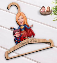 BK Gift Kişiye Özel Süper Anne ve Çocuk Karikatürlü Standart Boy Ahşap Elbise Askısı