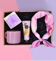 Pembe Renk Detaylı Fular& Lila aRenkli Kupa& Orkide Çiçeği Model Mor Renkli Mum& Eyüp Sabri Tuncer El Kremi Hediye Seti