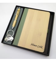Signator® Codex  N218 Kişiye Özel Defterli Set - İsme Özel Bambu Kalem + İsme Özel Bambu Defter + İsme Özel Anahtarlık  İsme Özel Kutusunda Hediyelik Set (Karışık)