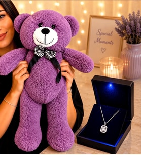 Işıklı Kutusunda 925 Ayar Gümüş Baget Taşlı Pırlanta Montür Kadın Kolye – Mor Peluş Ayıcık Hediyeli