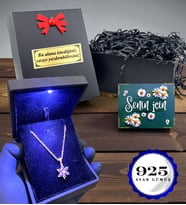 925 Ayar Işıklı Kutusunda Gümüş Lotus Kolye - Kişiye Özel Siyah Hediye Kutusunda