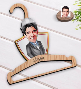 BK Gift Kişiye Özel Erkek Mühendis Karikatürlü Standart Boy Ahşap Elbise Askısı-1