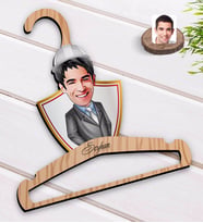 BK Gift Kişiye Özel Erkek Mühendis Karikatürlü Standart Boy Ahşap Elbise Askısı-1