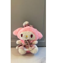 Sevimli Kuromi Ve My Melody Ekose Elbiseli Peluş Oyuncak 30 cm - Hediyelik Yumuşak Figür Bebek 30 cm Elbiseli- Sevgiliye Doğum Günü Hediye Bebek