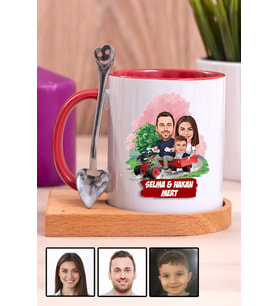 Üç Kişilik Aileye Özel Karikatürlü Ahşap Altlıklı Kırmızı Kupa Bardak