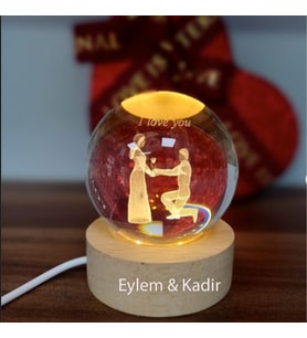 Kişiye Özel Işıklı Ahşap Kaideli Aşk Seninle Güzel Temalı Cam Küre 8*6cm