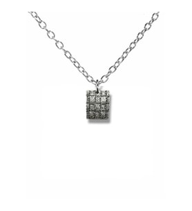 Kabartma Dokulu Geometrik Kare Kolye – 60 cm Zincirli Unisex Metal Aksesuar (Gümüş)