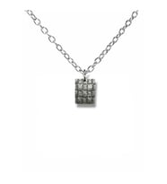 Kabartma Dokulu Geometrik Kare Kolye – 60 cm Zincirli Unisex Metal Aksesuar (Gümüş)