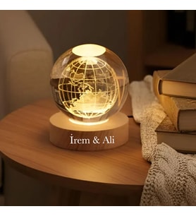 Kişiye Özel Dünya Haritalı Kristal LED Gece Lambası – İsim Yazılı Dekoratif Masa Lambası