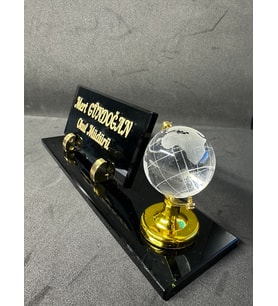 Füme Cam Masa İsimlik Kabartma Yazı ve Gold Dünya Aksesuarlı Hediyelik
