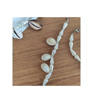 Doğal Deniz Kabuğu (Cowrie) ve İnci Görünümlü Boncuk Bileklik - 578 (Açık Gri)