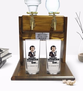 BK Gift Kişiye Özel Renkli Baskılı Hangimiz Sevmedik Çılgınlar Gibi Silüet Tasarımlı İkili Rakı Bardağı ve Çift Musluklu Doğal Ahşap Rakı Standı-5 (Model 1)