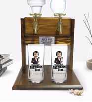 BK Gift Kişiye Özel Renkli Baskılı Hangimiz Sevmedik Çılgınlar Gibi Silüet Tasarımlı İkili Rakı Bardağı ve Çift Musluklu Doğal Ahşap Rakı Standı-5 (Model 1)