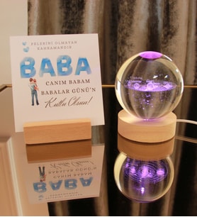 Babalar Günü'ne Özel 3D Boyutlu Kristalleşmiş Cam Işıklı Küre Ahşap Standlı & Gift Kart ve Ahşap Notluk