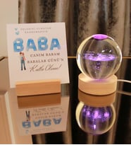 Babalar Günü'ne Özel 3D Boyutlu Kristalleşmiş Cam Işıklı Küre Ahşap Standlı & Gift Kart ve Ahşap Notluk