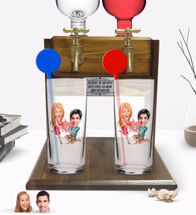 BK Gift Kişiye Özel Renkli Baskılı Sevgililer Karikatürlü İkili Vodka Bardağı ve Çift Musluklu Doğal Ahşap Vodka Standı-19 (Model 1)
