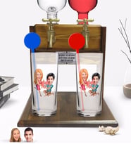 BK Gift Kişiye Özel Renkli Baskılı Sevgililer Karikatürlü İkili Vodka Bardağı ve Çift Musluklu Doğal Ahşap Vodka Standı-19 (Model 1)