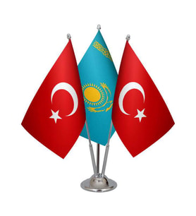 Masa Üstü Kazakistan Bayrağı Türk Bayrağı Üçlü Krom Direk Masa Bayrak Seti