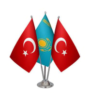 Masa Üstü Kazakistan Bayrağı Türk Bayrağı Üçlü Krom Direk Masa Bayrak Seti