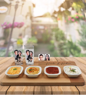 BK Gift Kişiye Özel Sevgililer Karikatürlü 2’li Rakı Bardağı ve Meze Tabaklı Doğal Masif Ahşap Servis Sunum Tepsisi Model 6