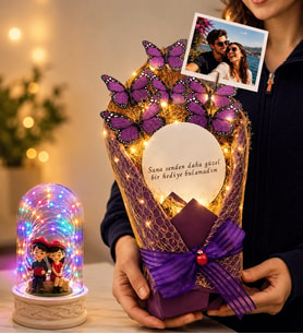 Kişiye Özel Fotoğraflı LED Işıklı Aynalı Mor Kelebek Buketi ve Renkli LED Işıklı Fanus (oturan çiftli)
