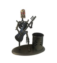Kişiye Özel Kuru Kafa Metal Kalemlik ve Gitar Figürü – Masaüstü Organizatör (14x16 cm)
