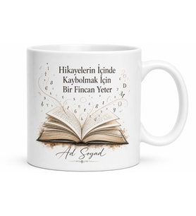 Açık Kitap Sayfaları Uçuşan Çizimli Hikayelerin İçinde Kaybolan Kupa Bardak Hediye