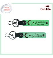 Ay Yıldız Desenli Öğretmene Teşekkür Anahtarlığı – Kişiye Özel 2’li Set, Fıstık Yeşil-Yeşil