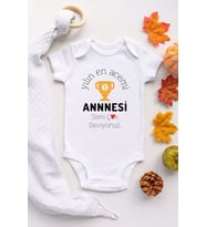 Unisex Bebek Beyaz Yılın En Acemi Annesi Desenli Kısa Kol Body