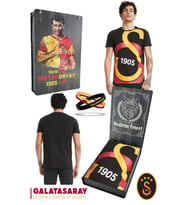 Galatasaray Orijinal Lisanslı Büyük Logolu T-Shirt + Bileklik Set Hediyelik Ahşap Kutulu (Siyah)