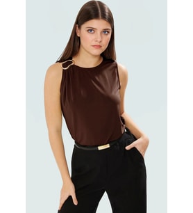 Aksesuar Detaylı Kolsuz Örme Bluz Fitted Sandy Dokuma Günlük Stil Mükemmel Uyum (Kahverengi)