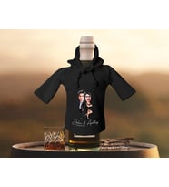 BK Gift Kişiye Özel Sevgililer Karikatürlü Mini Siyah İçki Şişesi Tişörtü , Ev Bar Dekoru, Viski, Şarap, Votka, Rakı Şişesi Tişörtü, Ev Barı-16