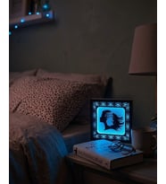 Dekoratif Ahşap LED Gece Lambası - İnce İşçilikli Kadın Silüeti ve Orman Temalı - 14x14 cm (Mavi)