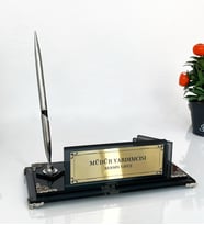 Müdür Yardımcısı Masa İsimliği  Ofis Masa Isimliği İşyeri Cam Isimlik  Kalem Hediyelik Eşya