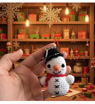 Yılbaşı Kardan Adam Amigurumi Anahtarlık – El Örgüsü Sevimli Yeni Yıl Hediyesi, Çanta & Araba Aksesuarı (Beyaz)