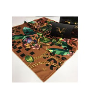 Çiçekli Desen Black Seri Twill Eşarp Eşarp Askısı ile Birlikte 90x90 cm Kahveren