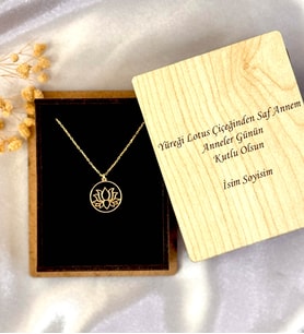 Anneler Günü Hediyesi Kişiye Özel Ahşap Kutuda 925 Gümüş Lotus Çiçeği Şans Kolyesi (Mesajlı Kişiye Özel Ahşap Kutu) 3 Renk Seçeneği