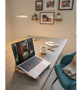 Ergonomik Ahşap Laptop Standı Notebook Yükseltici Dekoratif ve Tüm Modellerle Uyumlu (Kahverengi)