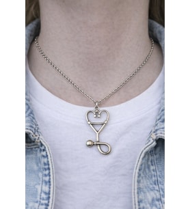 Care Heart Charm – Kalp Formlu Stetoskop Figürlü Gümüş Renk Unisex Kolye (60 cm)