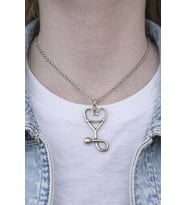 Care Heart Charm – Kalp Formlu Stetoskop Figürlü Gümüş Renk Unisex Kolye (60 cm)