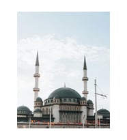 Modern Cami Silüeti ve Gökyüzü MDF Tablo - Şehir Mimarisi Temalı Çerçevesiz Duvar Panosu