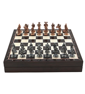 GiftHome Orta Boy Metal İspanyol Satranç Takımı Antik ve Ceviz Desenli Sandıklı MDF Tahtası (36x36x6 cm.)