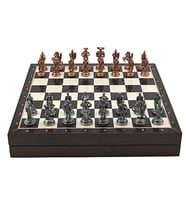 GiftHome Orta Boy Metal İspanyol Satranç Takımı Antik ve Ceviz Desenli Sandıklı MDF Tahtası (36x36x6 cm.)