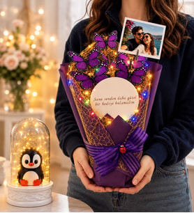 Kişiye Özel Fotoğraflı Renkli LED Işıklı Aynalı Mor Kelebek Buketi ve LED Işıklı Penguenli Fanus