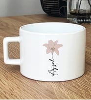 Kişiye Özel Lilyum ve İsim Yazılı Hediye Lüks Fincan Çiçek Desenli (Beyaz)