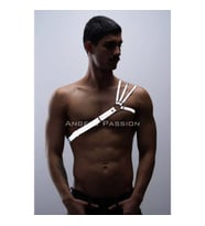 Reflektörlü (Karanlıkta Parlayan) Omuz Detaylı Şık Erkek Göğüs Harness, 3 Çizgili Harness (Beyaz)